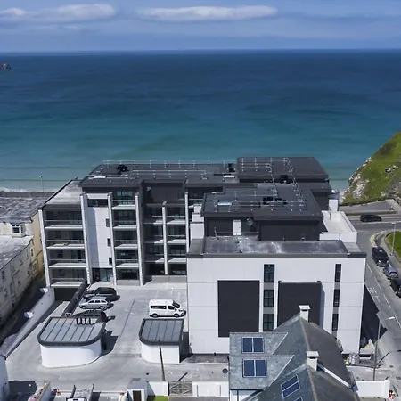 Cliff Edge * New Quay